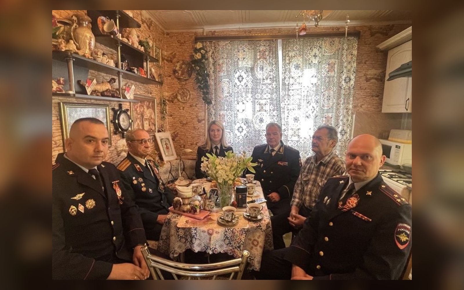 Сергей Мальков (в форме) на рабочей встрече с ветераном — кадр из открытой ведомственной хроники. Не зал суда.