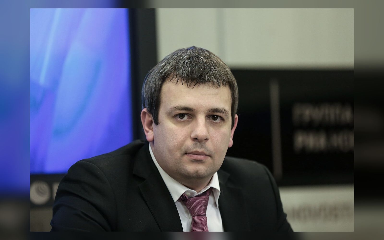 Николай Никифоров в годы работы в правительстве — открытый портретный кадр. Не зал суда.