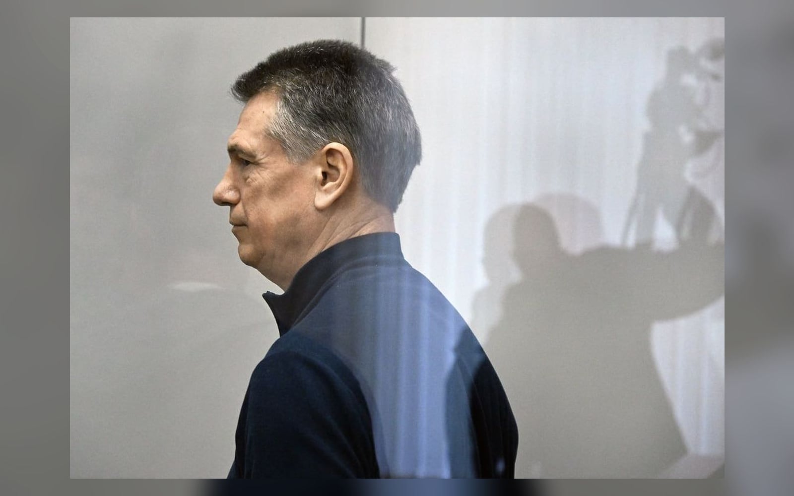 Юрий Кузнецов в зале суда — портретный кадр у стеклянного контура. Не момент задержания 2024 года.