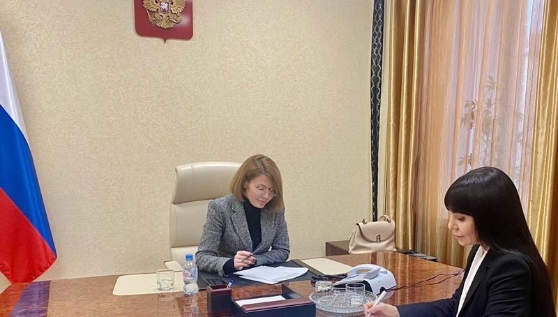 Яна Калюжина за рабочим столом на приёме граждан — кадр из официальной ведомственной хроники УФНС по ЯНАО.