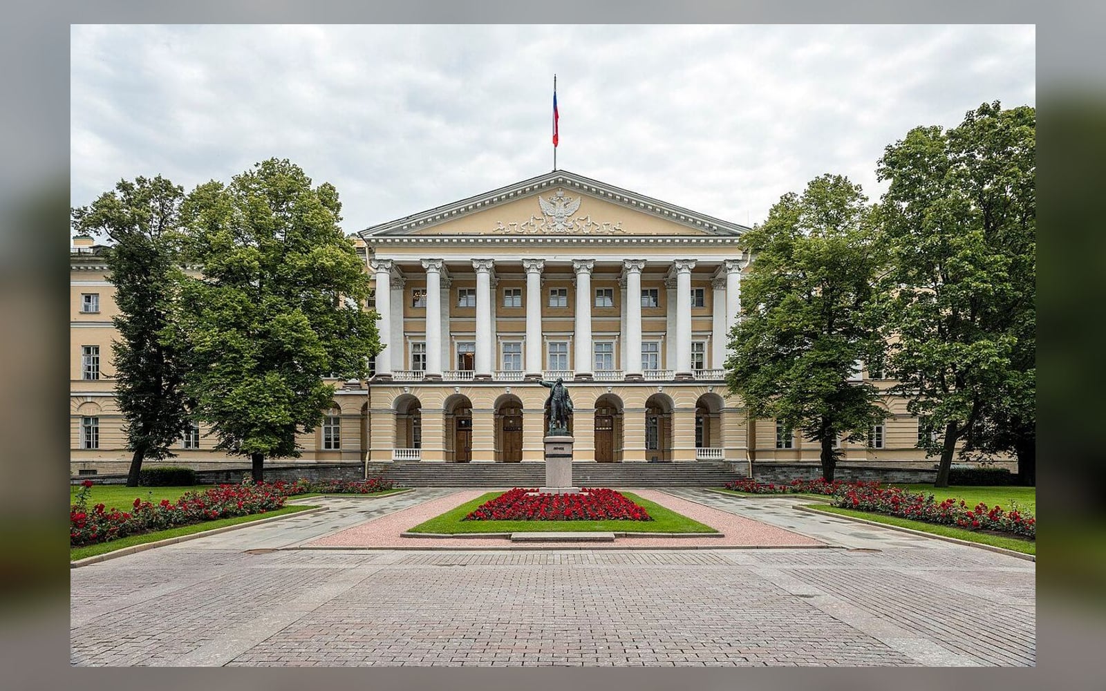 Смольный институт — здание администрации Санкт-Петербурга.