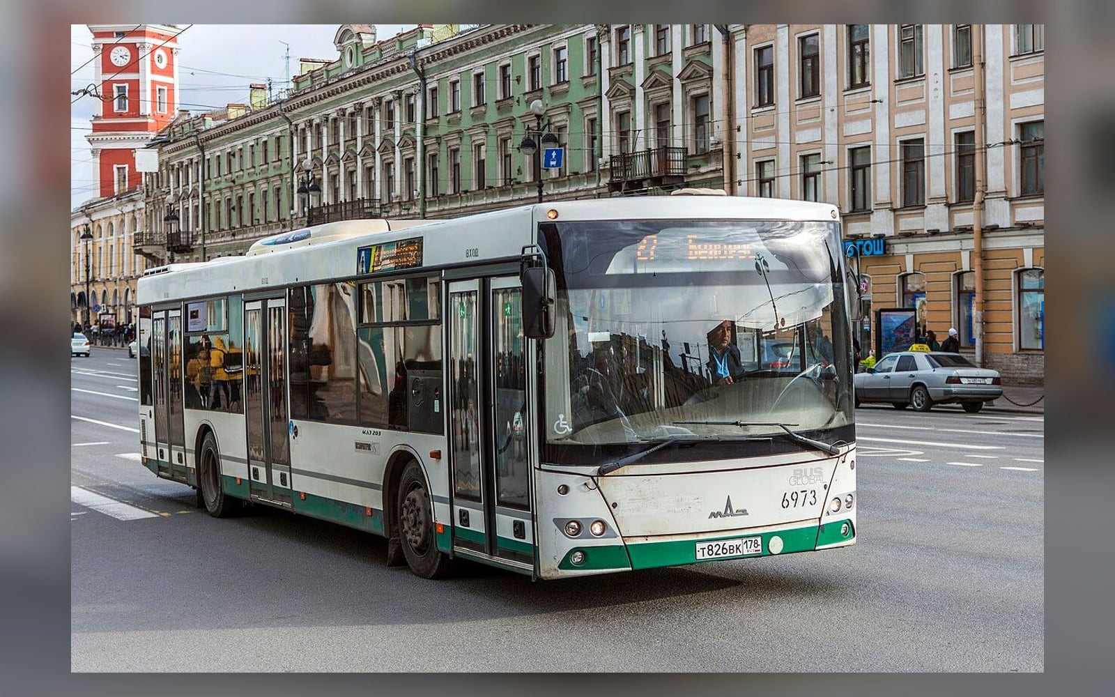 Автобус на Невском проспекте — контекст остановочной инфраструктуры Петербурга.