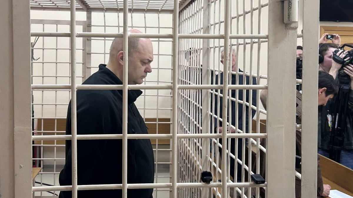 Алексей Смирнов в зале суда — кадр открытой судебной хроники. Не портрет в статусе губернатора.
