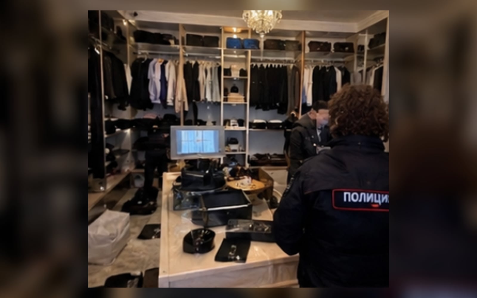 Обыск в гардеробной