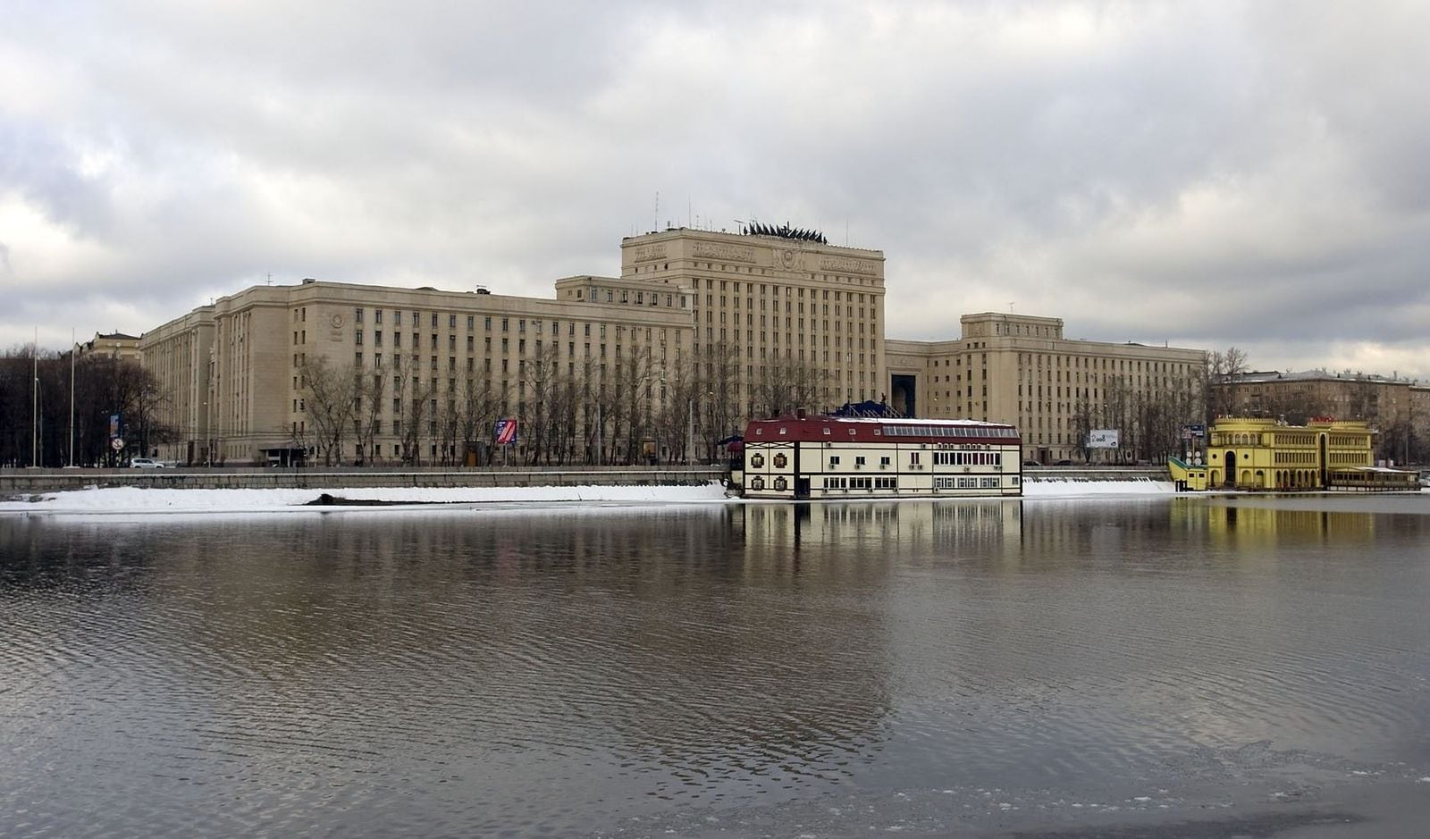 Здание Минобороны на Фрунзенской набережной