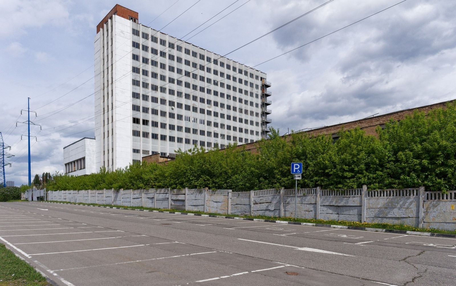 Пустые оконные проёмы цеха бывшего завода на Южнопортовой