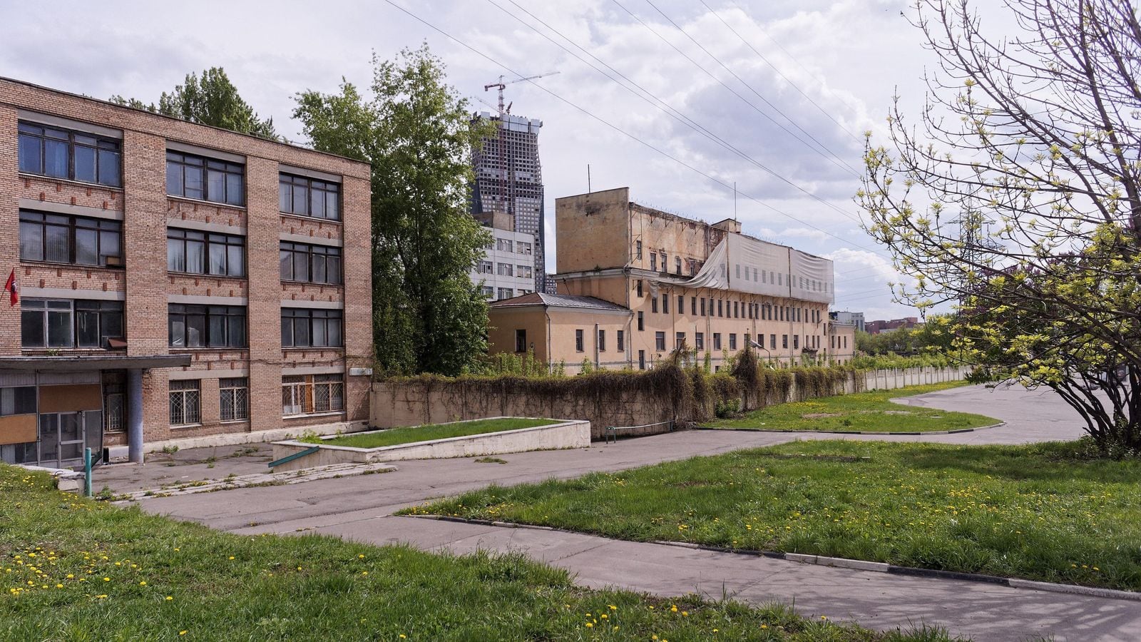 Двор и фасады промзоны у Южного порта, Южнопортовая 3