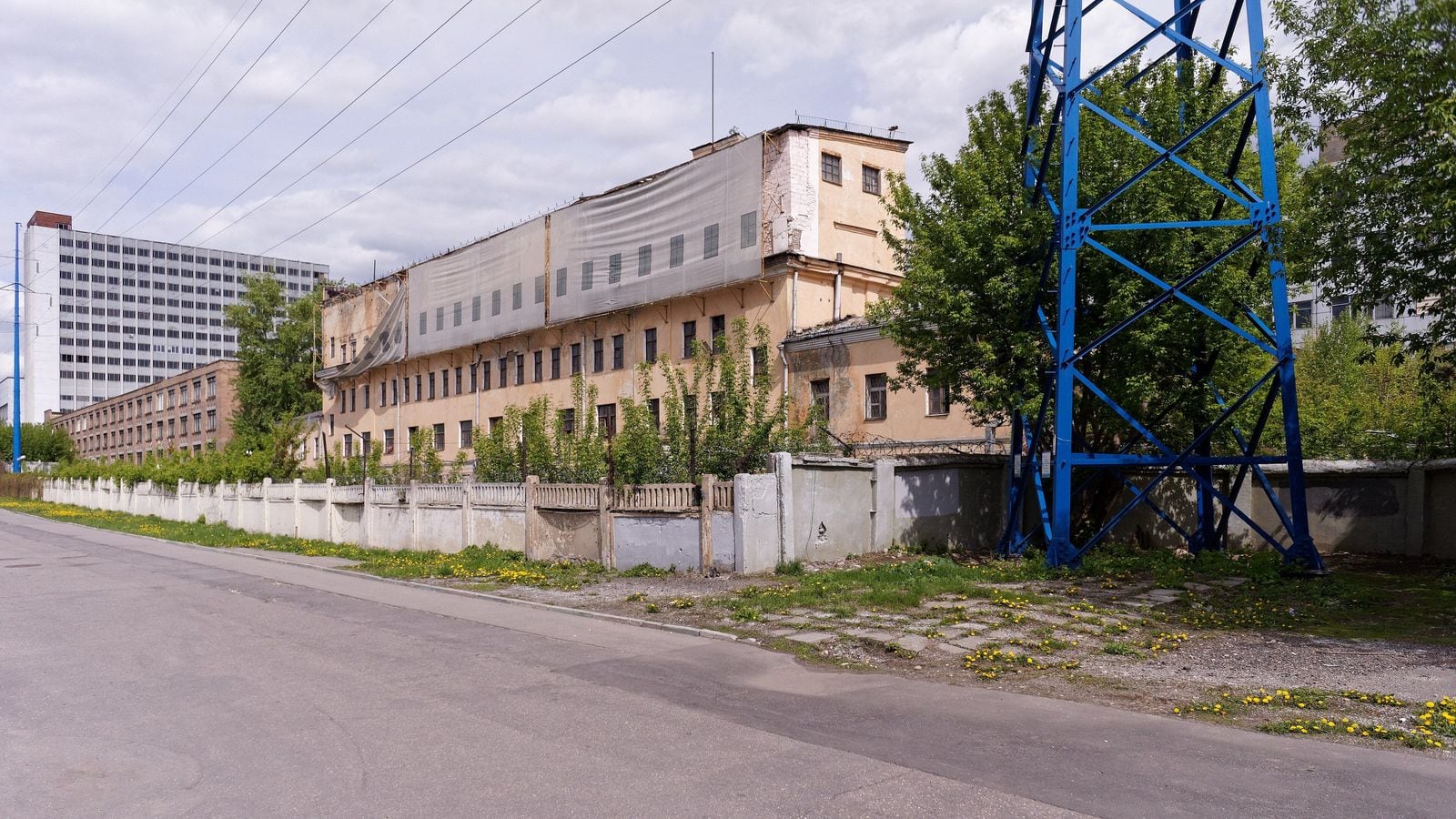 Угол корпуса бывшего завода «Топаз» на Южнопортовой