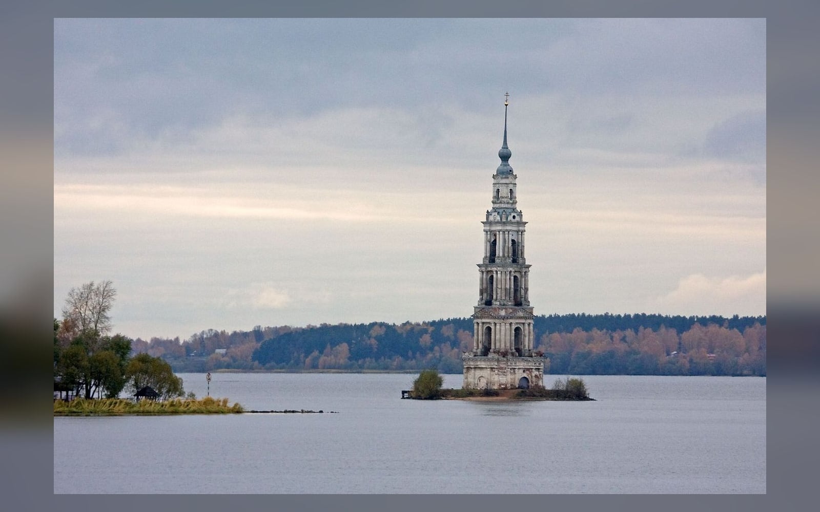 Колокольня Никольского собора в Калязине, вид с берега Угличского водохранилища