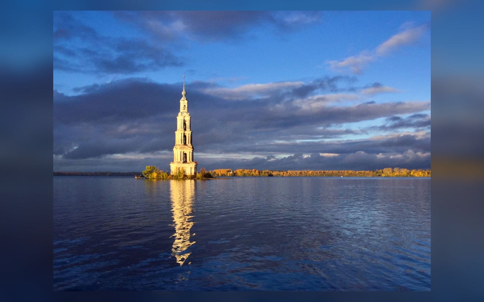 Отражение колокольни Калязина в воде Угличского водохранилища