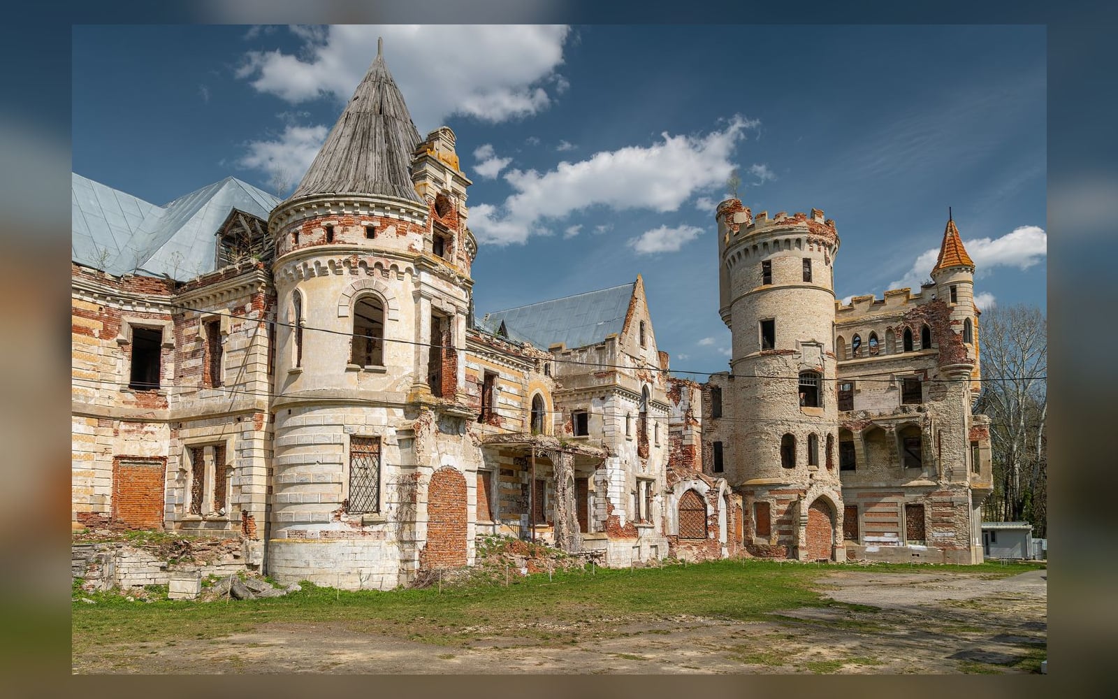 Главный дом усадьбы Храповицкого в Муромцеве, фасад с башнями