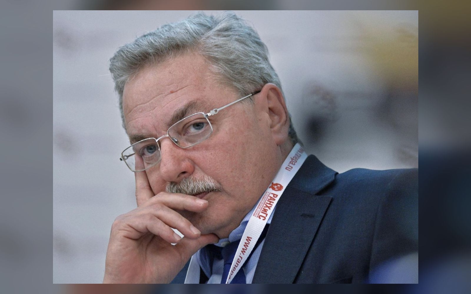 Анатолий Яновский во время отраслевой дискуссии
