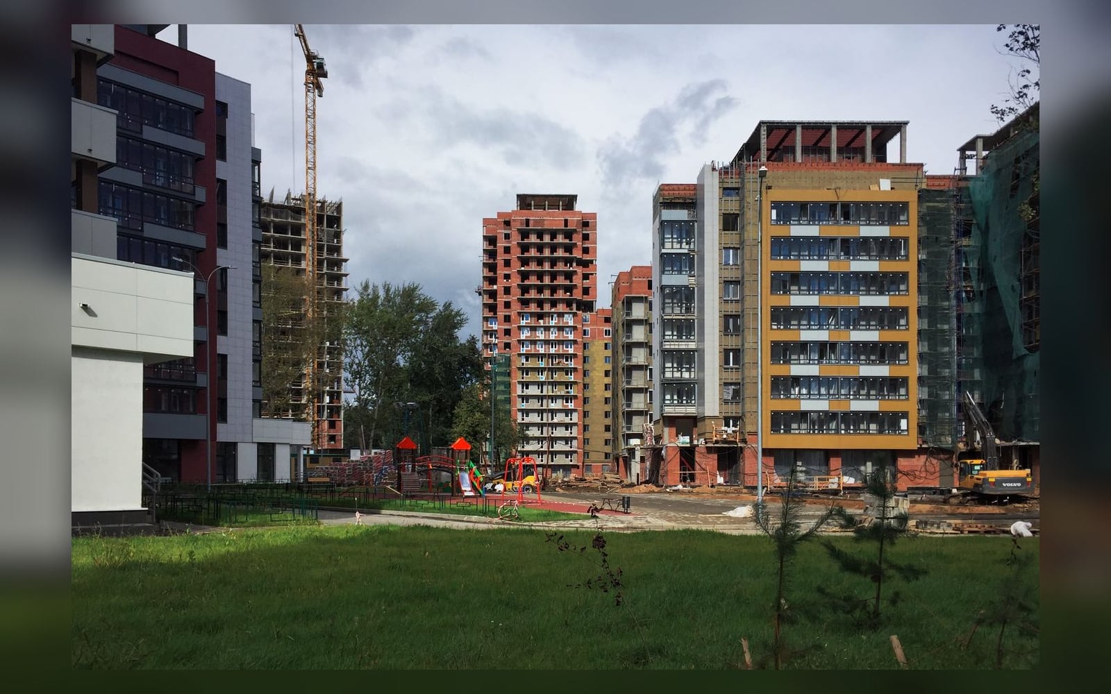 Жилая застройка: краны и корпуса на этапе монтажа