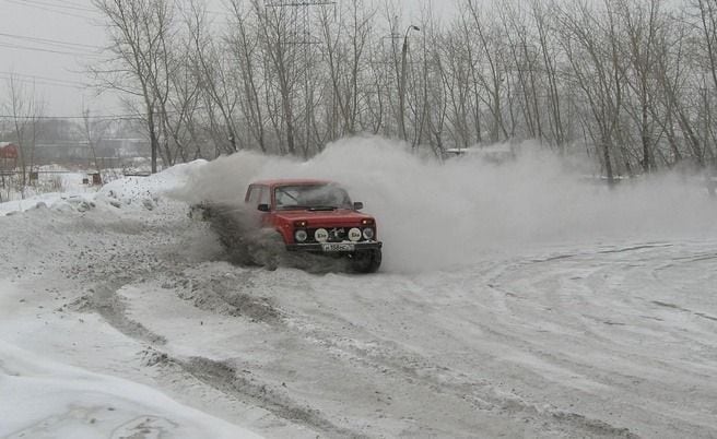 Автомобиль на заснеженной трассе автоспорткомплекса в Челябинске