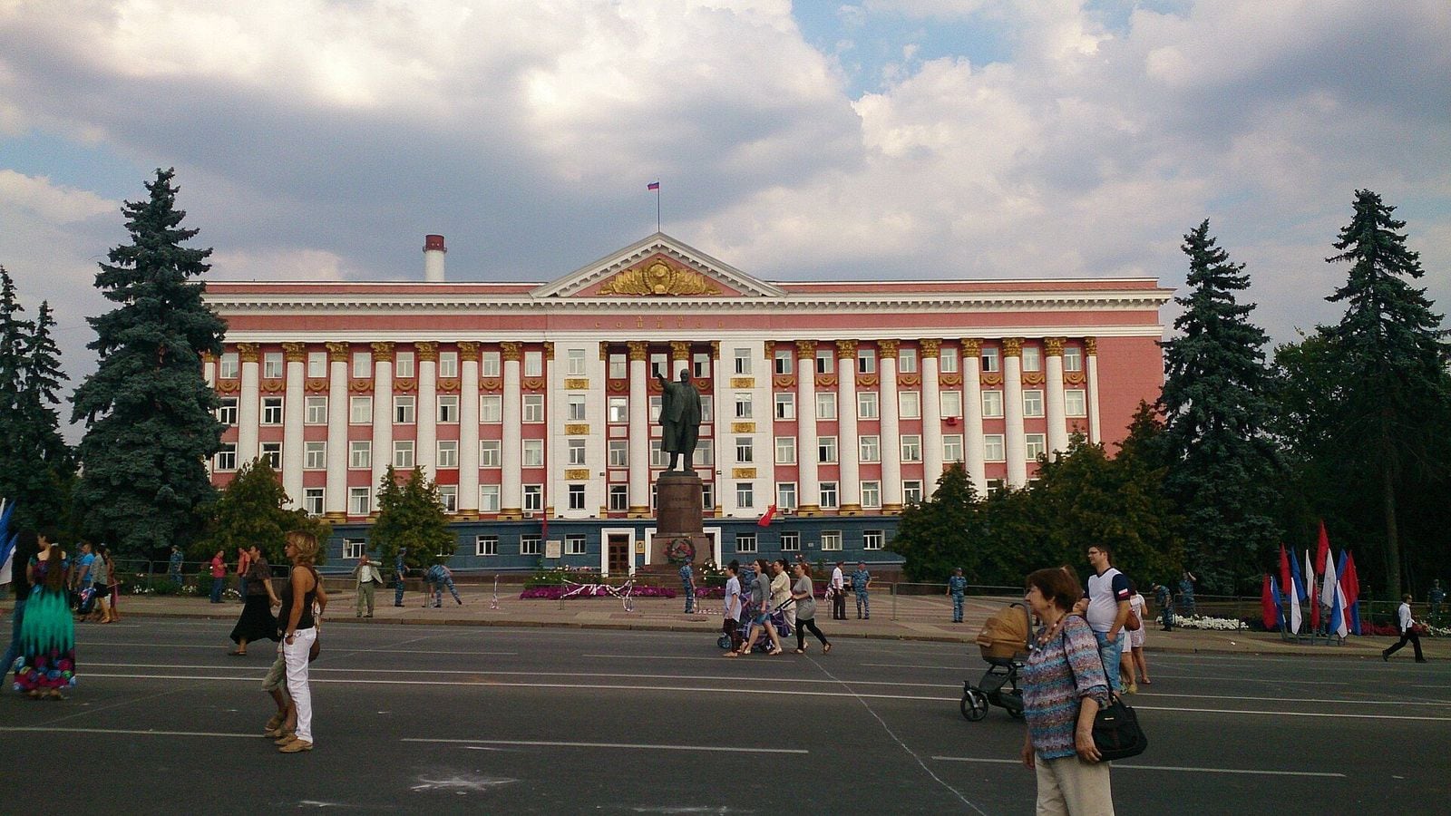 Дом Советов на Красной площади в Курске