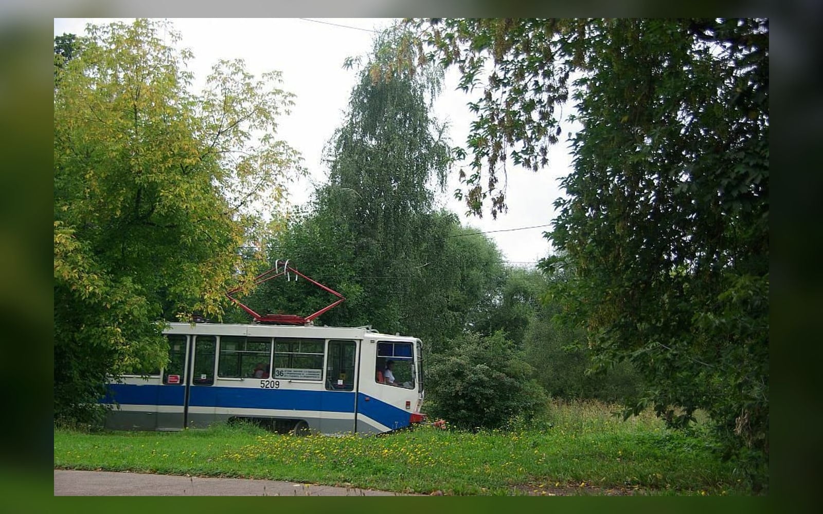 Московский трамвай на городском маршруте