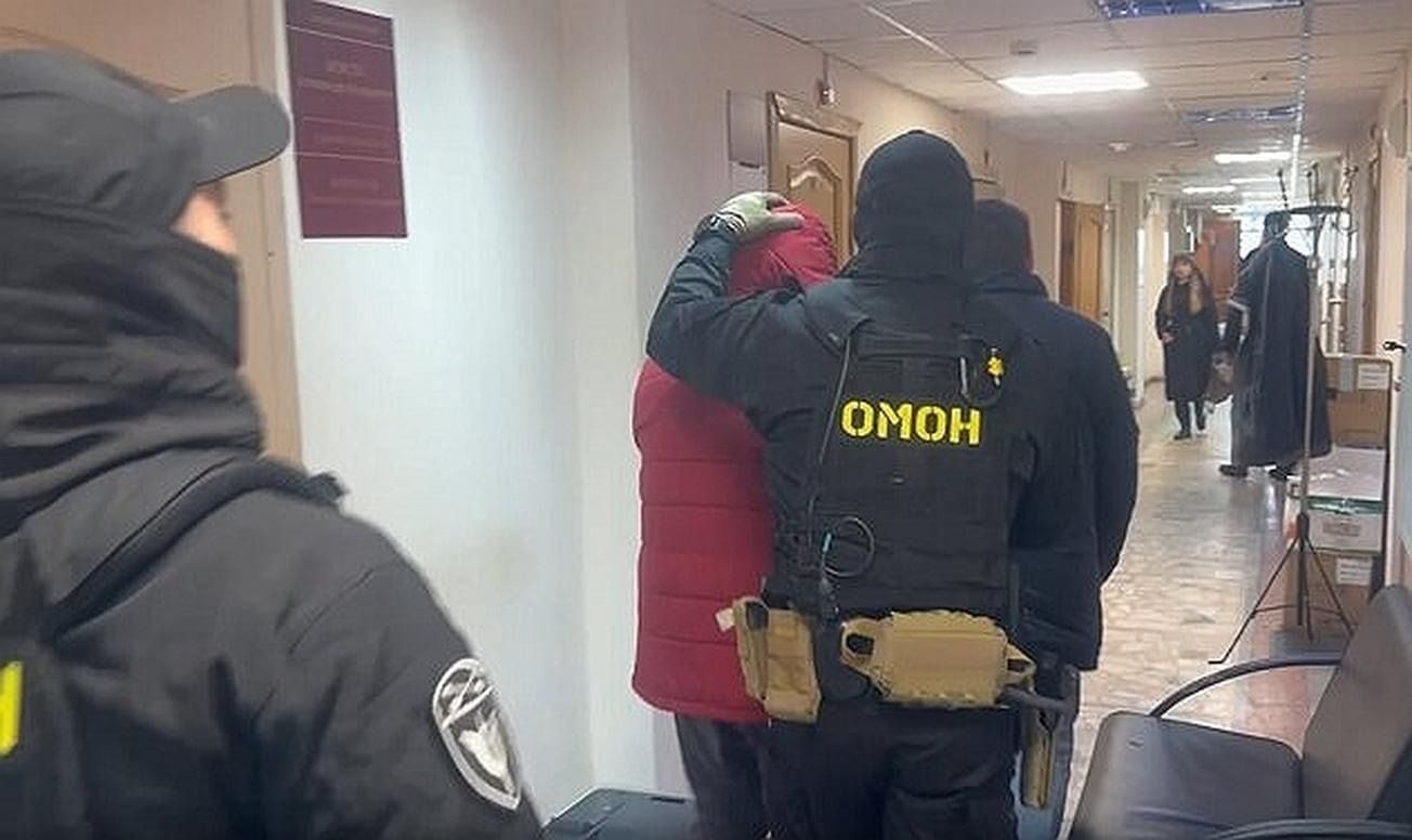 Конвоирование задержанного сотрудниками ОМОН