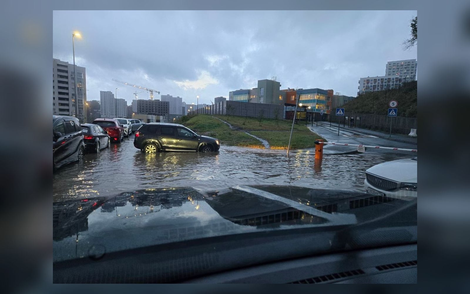 Затопленная улица во Владивостоке утром 30 сентября