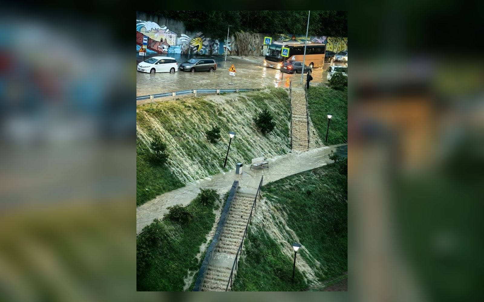Вода стекает по склону и лестницам после ливня во Владивостоке