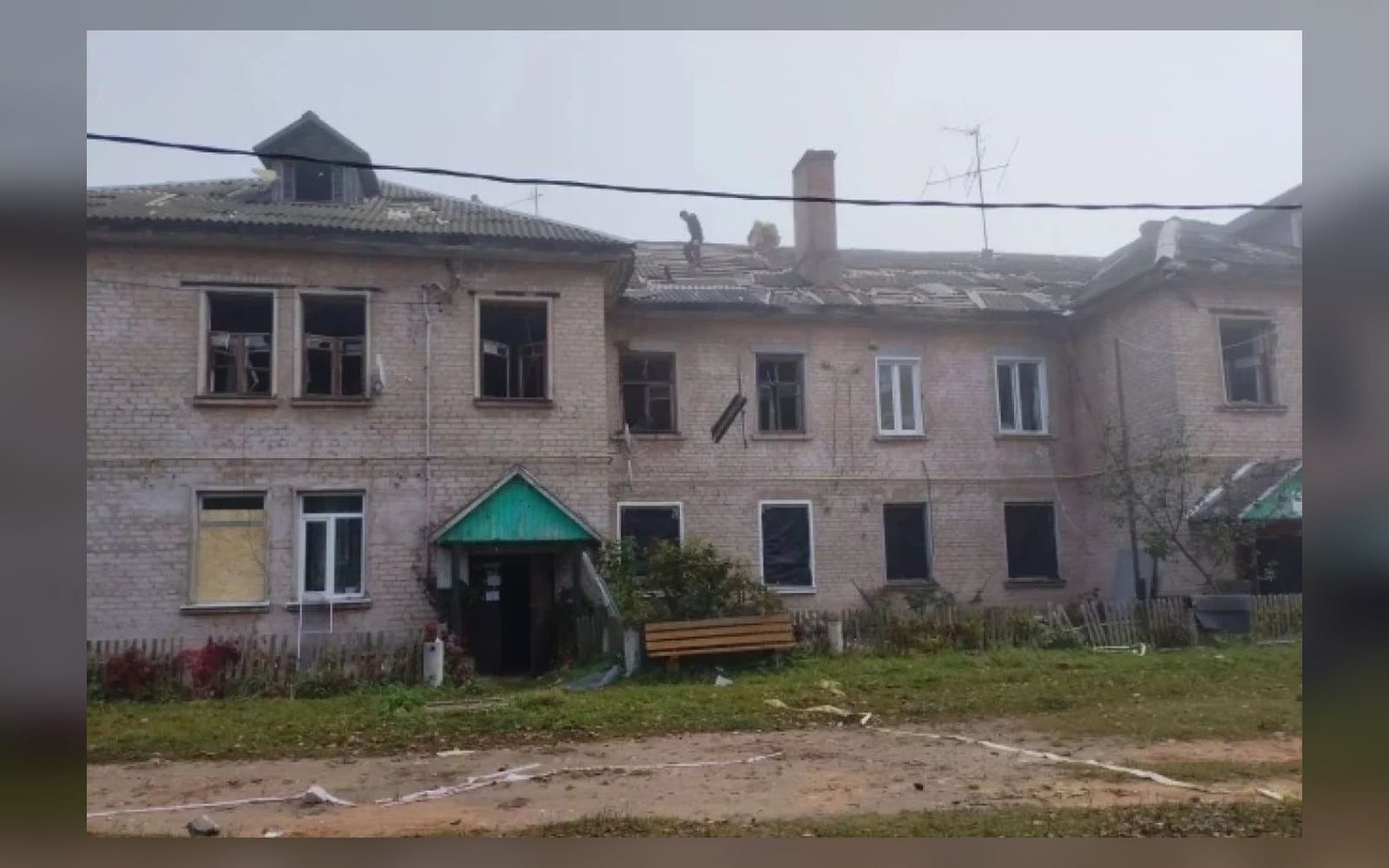 Повреждённый многоквартирный дом в Кубринске после взрывов