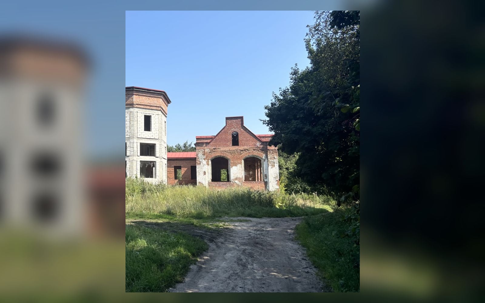 Хозяйственная постройка усадьбы Караул и подъездная дорога