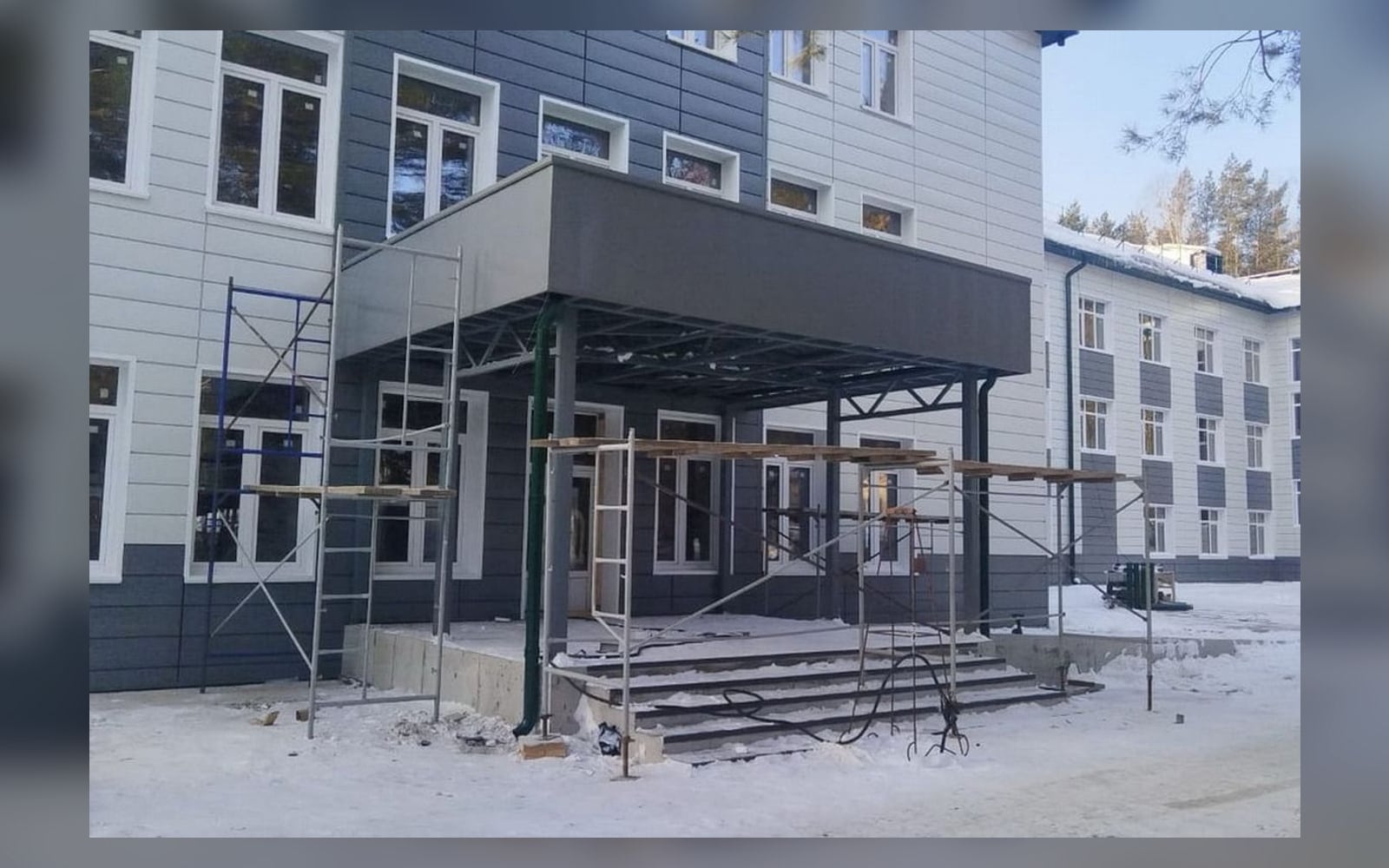 Корпус ЦКБ на улице Пирогова в новосибирском Академгородке