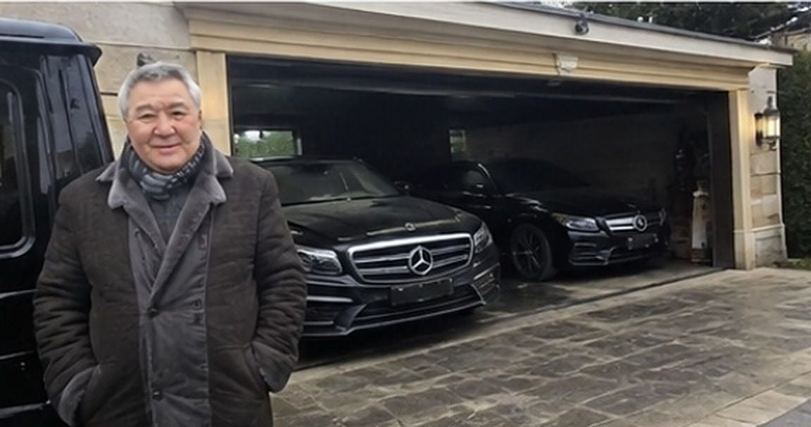 Алимжан Тохтахунов у гаража особняка на Рублёвке, Mercedes