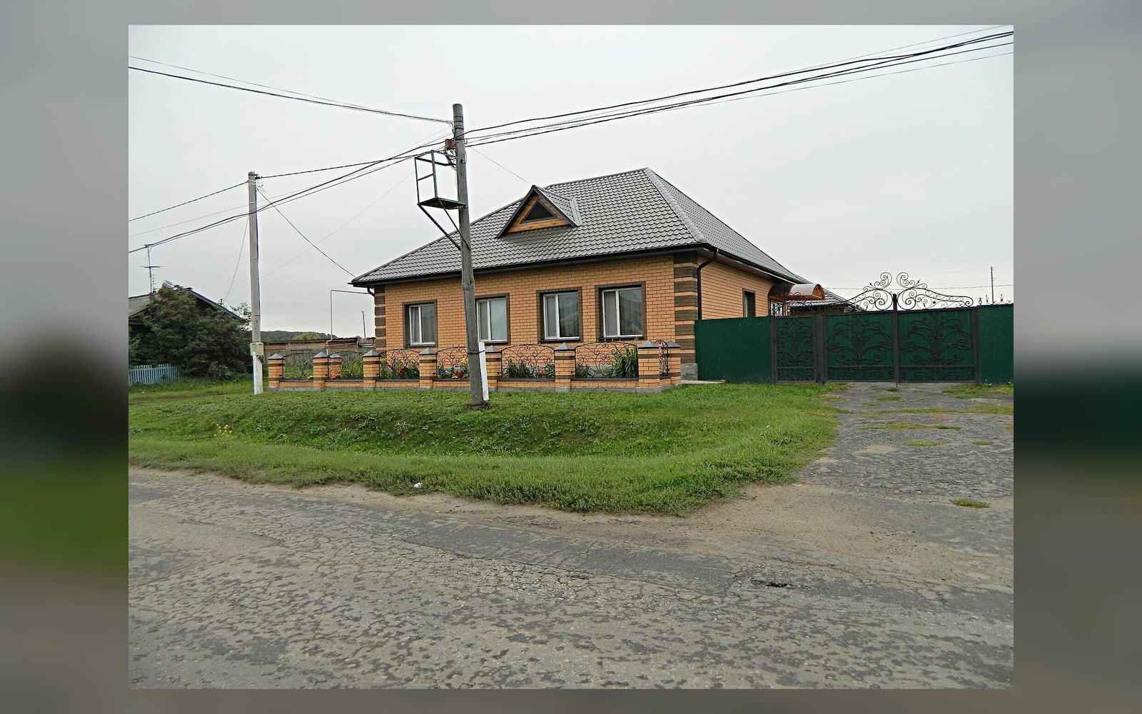 Кирпичный жилой дом в сельской местности