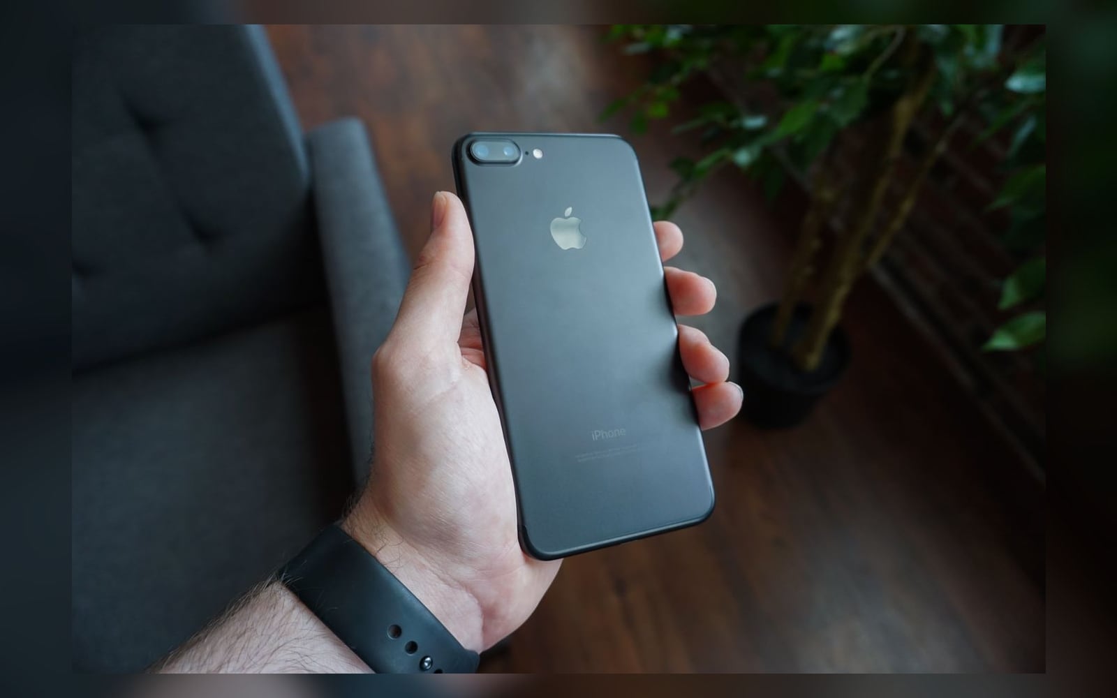 Смартфон в руке
