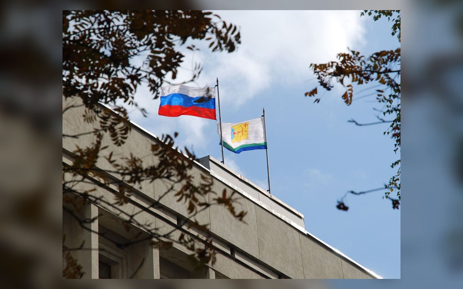 Флаги на здании правительства Кировской области в Кирове