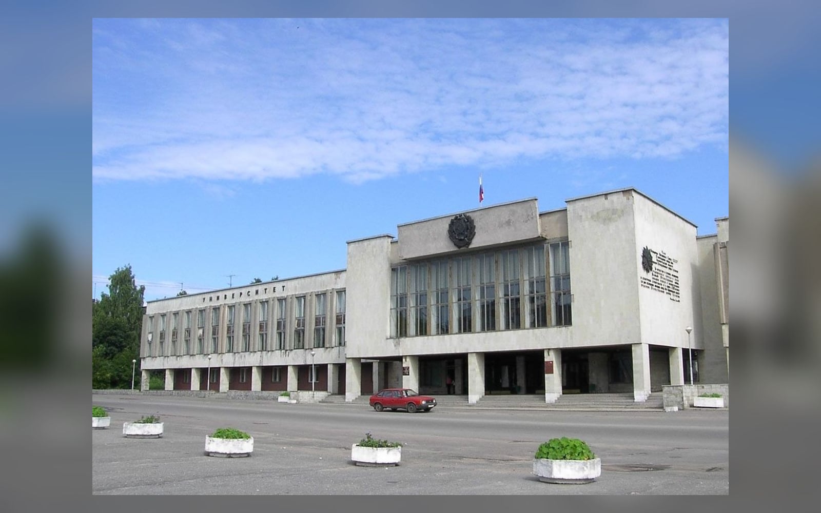 Здание администрации в центре Луги