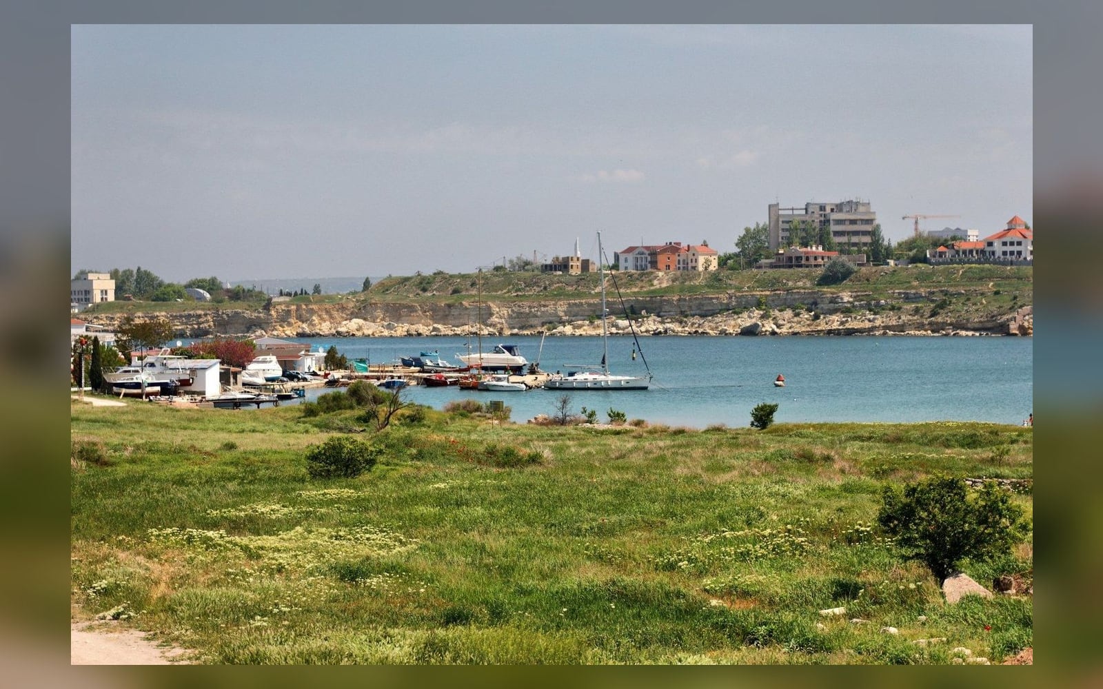 Причалы и катера в Карантинной бухте, Севастополь