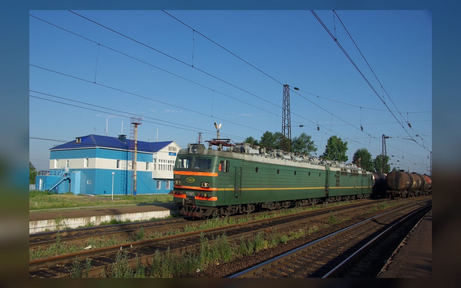 Грузовой электровоз ВЛ85 с цистернами на станции Китой, Иркутская область