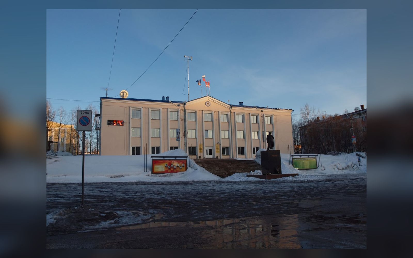Памятник Ленину на улице Ленина в Алдане