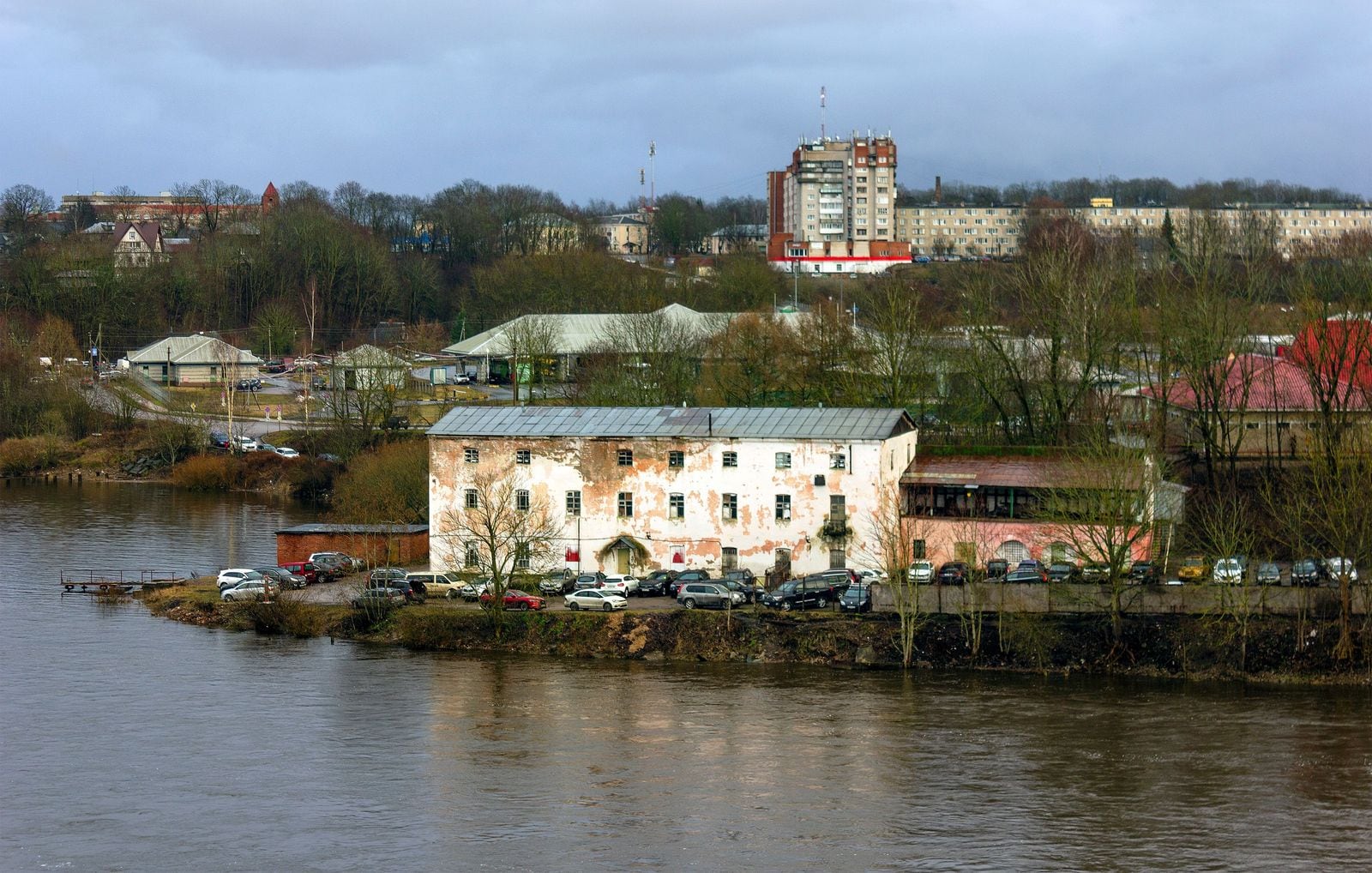 Ивангород, вид с эстонского берега Нарвы
