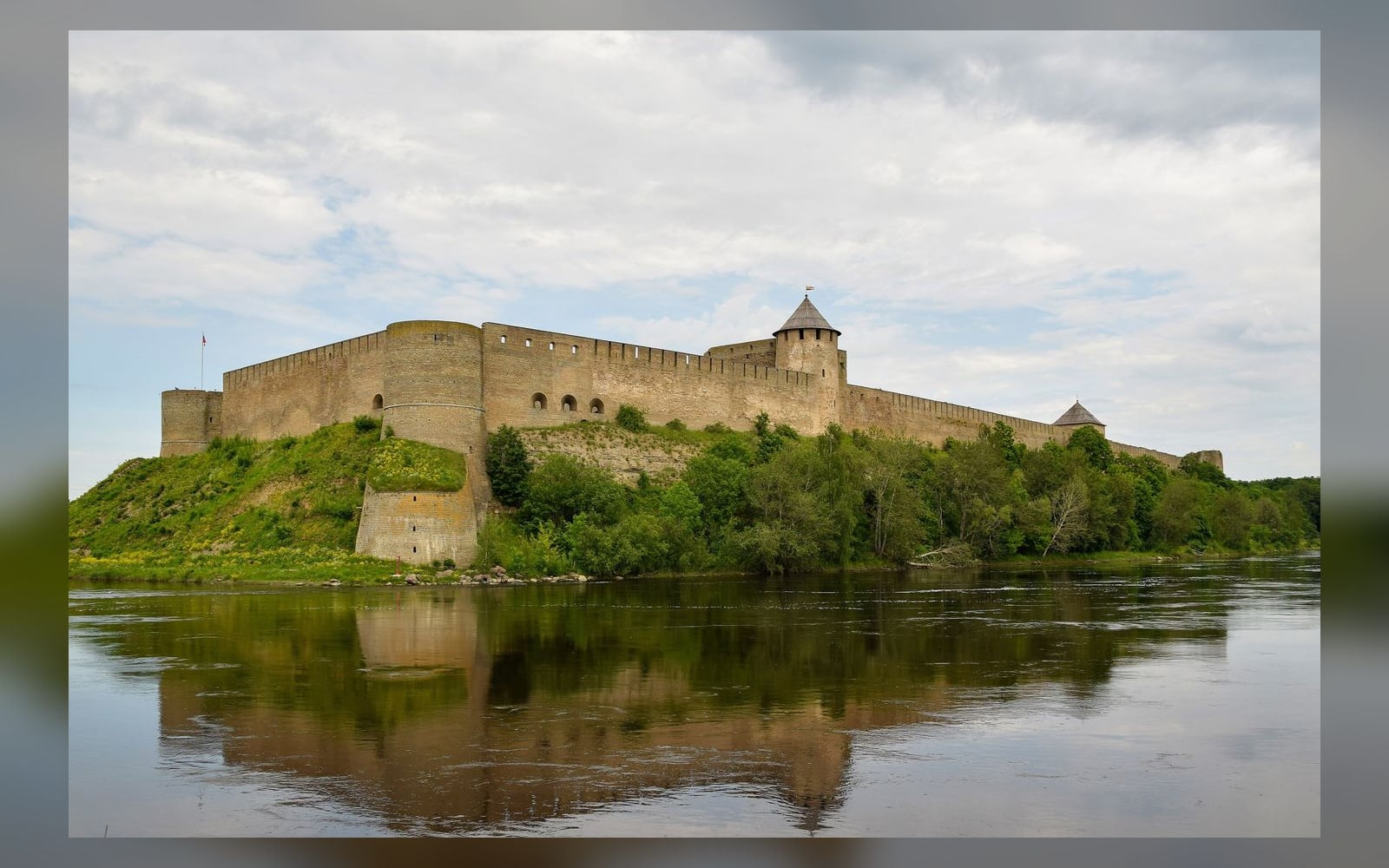 Ивангородская крепость на берегу Нарвы