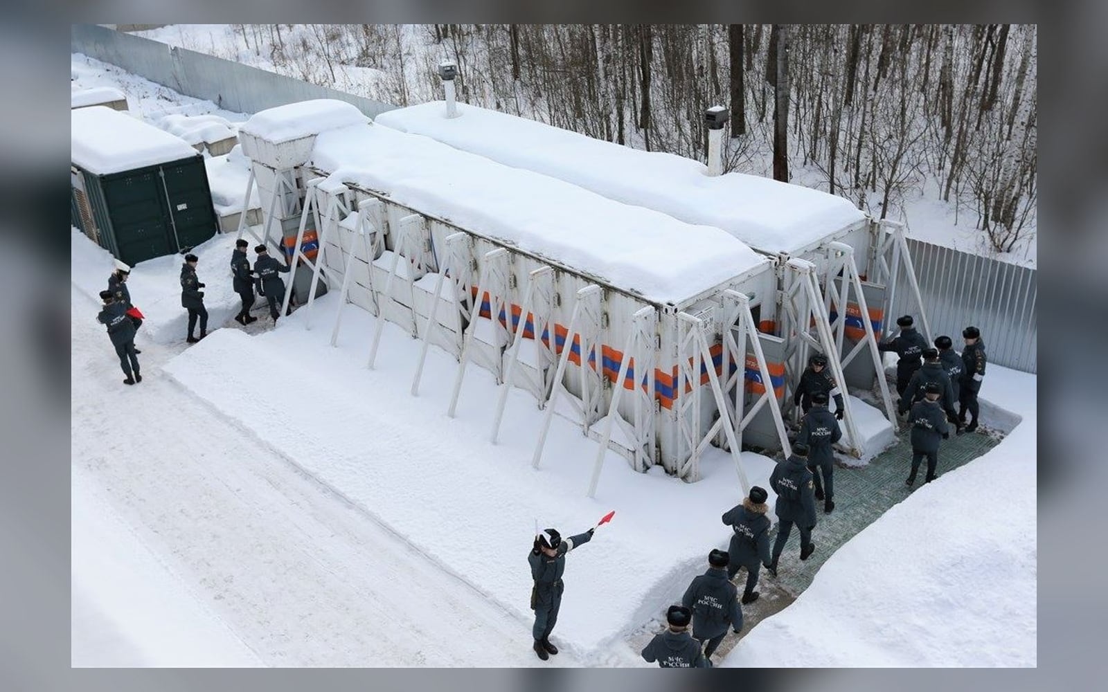 Модули «КУБ-М» на площадке зимой