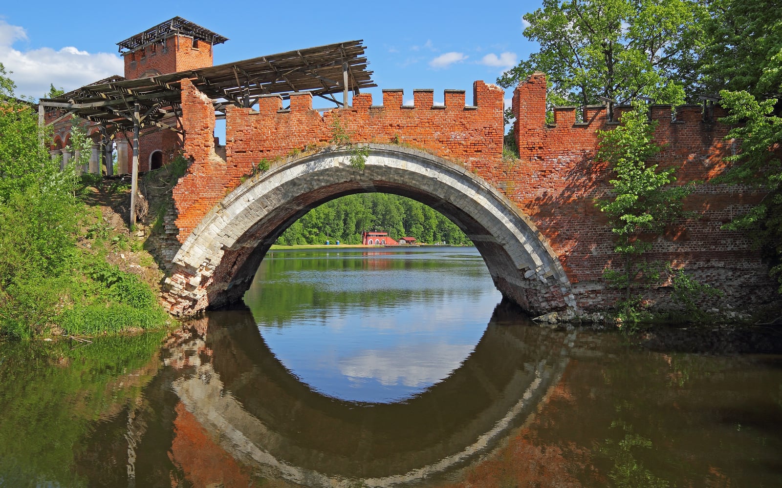 «Мост закрыт, ведутся работы по сохранению» — гласила табличка. Теперь суд дал Минобороны два года на мосты в Марфино