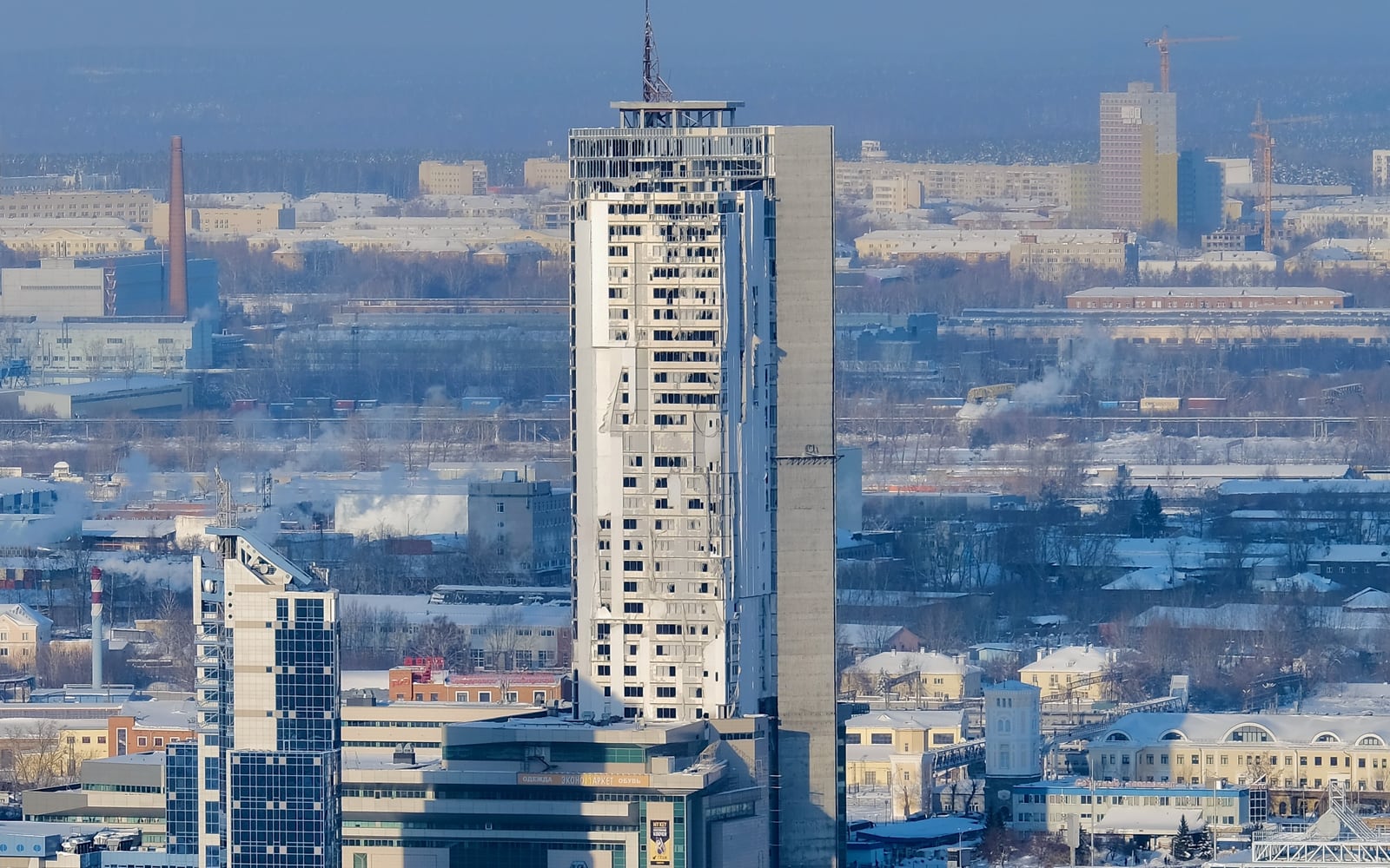 Велено снести к сентябрю 2025-го — а «Призма» осталась уликой высотой 151 метр