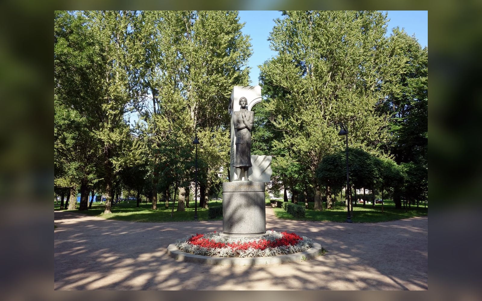Памятник Ольге Берггольц в Палевском саду, Петербург