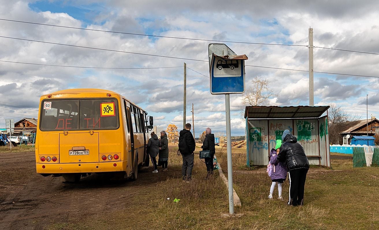 Школьный автобус на остановке в деревне Тайна
