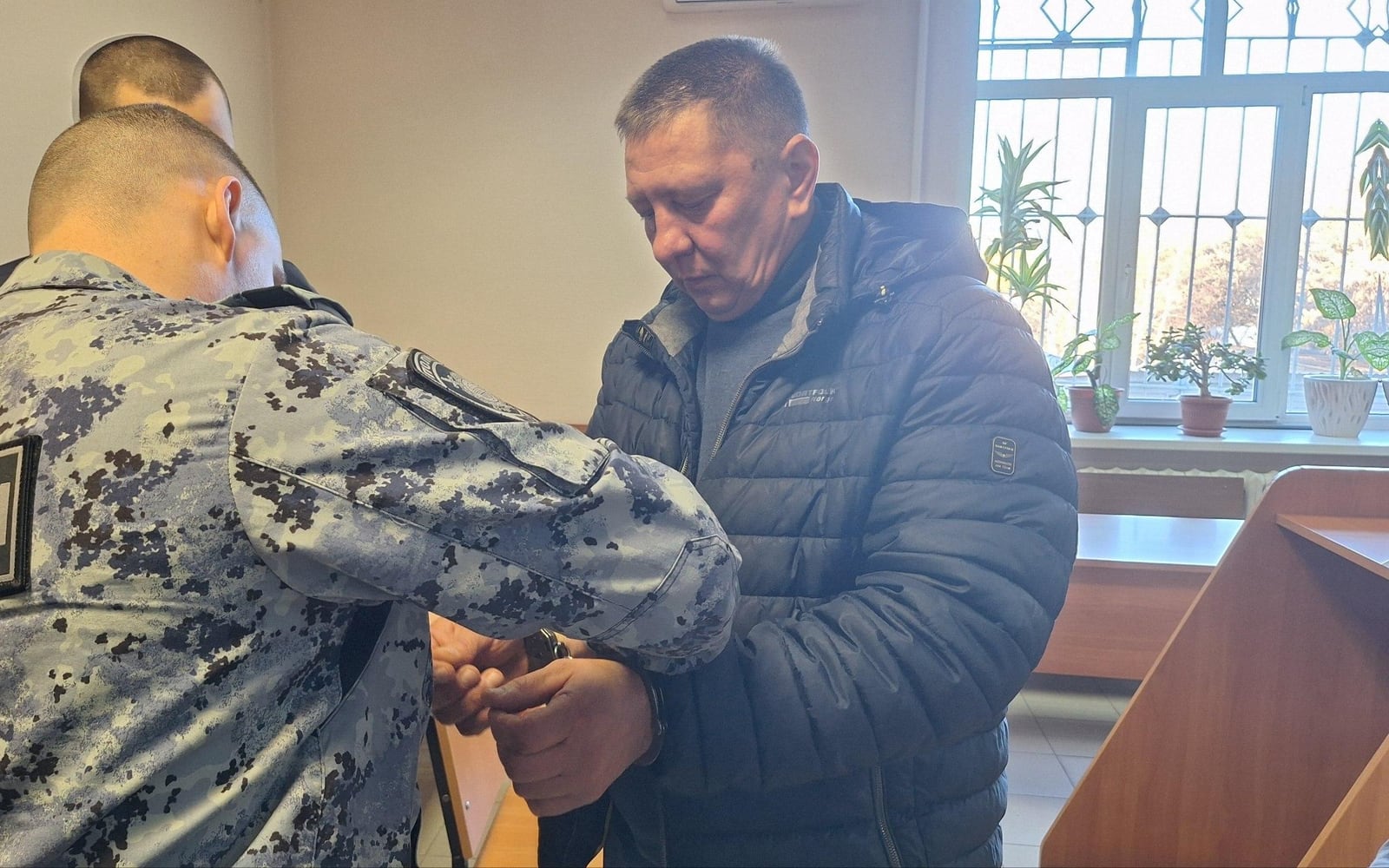Икона, коньяк и дорога, по которой нельзя ездить: за 142 миллиона экс-глава «Курганавтодора» уехал из суда в наручниках