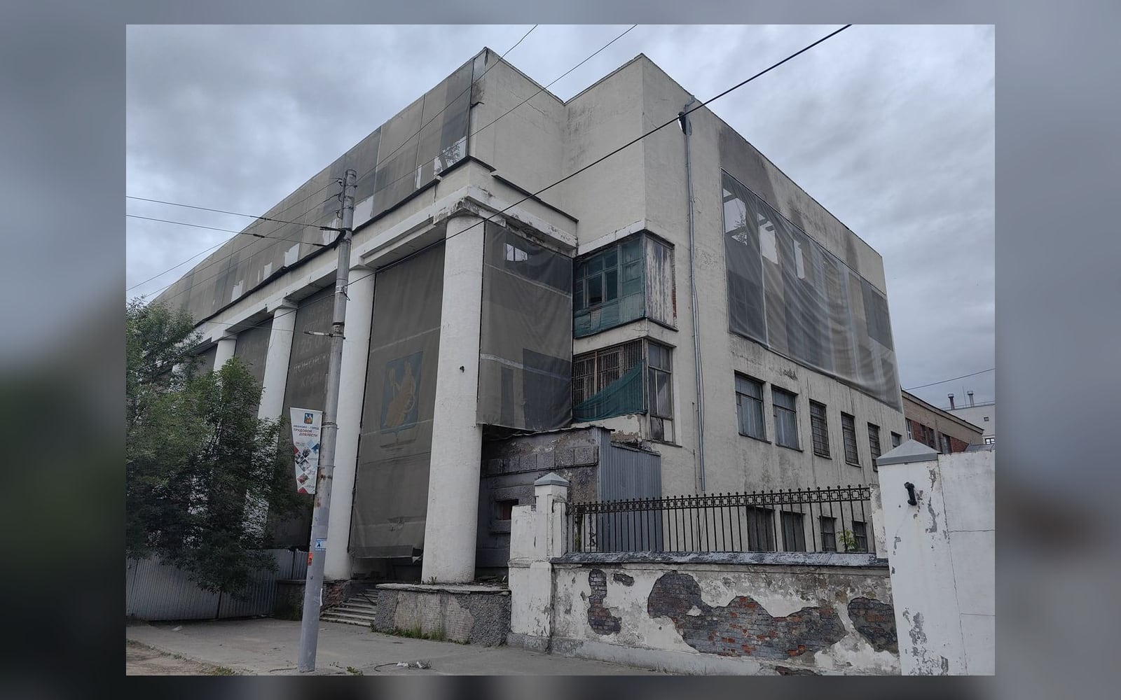 Колоннада главного фасада «Дома-пули», июль 2025 года