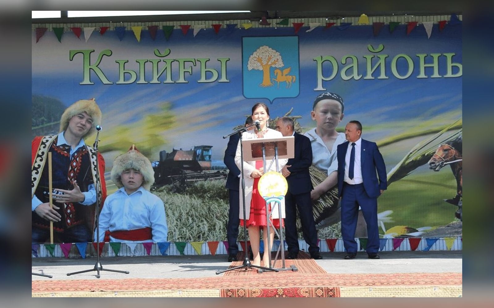 Министр культуры Амина Шафикова на Сабантуе в Кигинском районе, июнь 2019 года