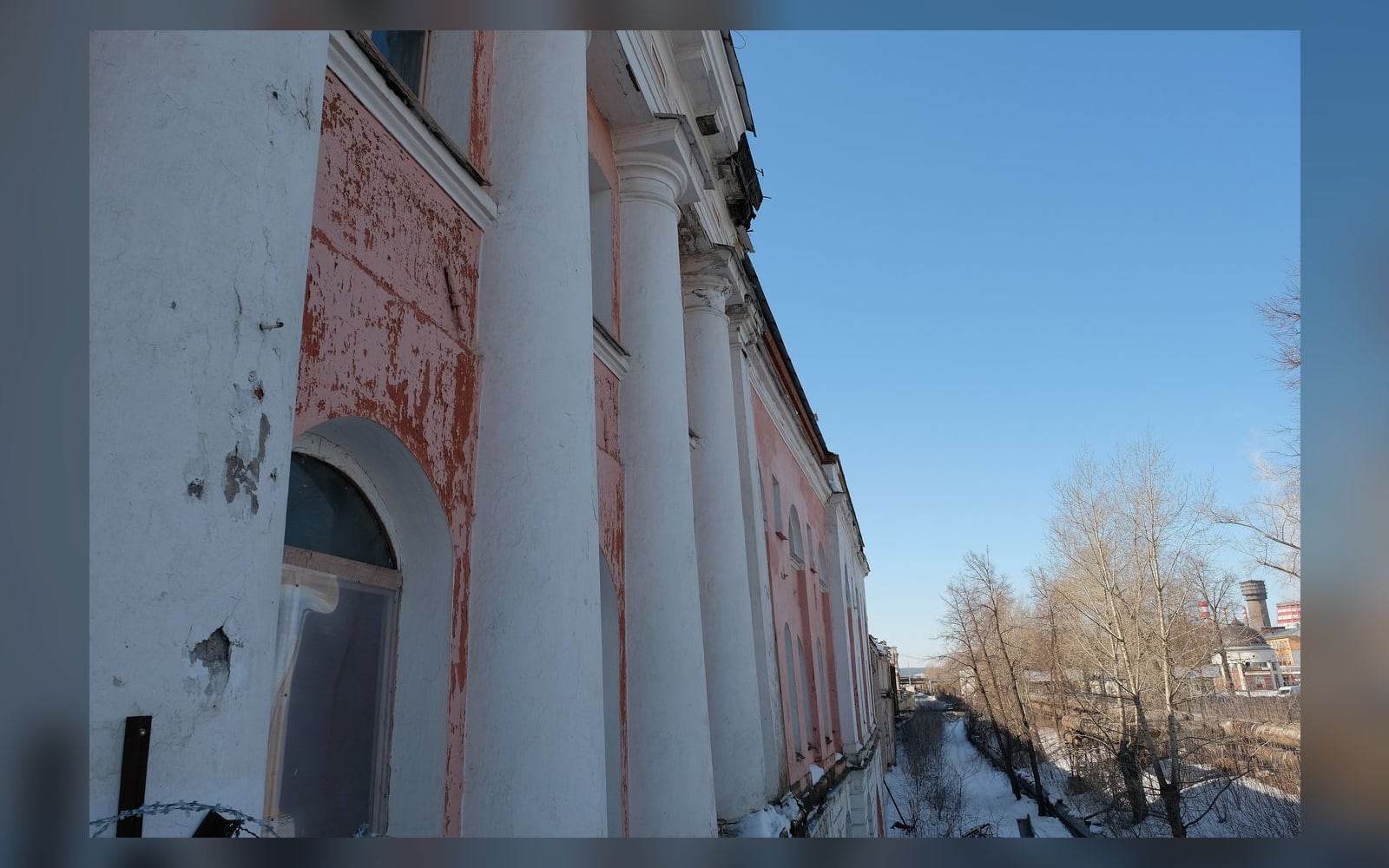 Колоннада главного фасада с облупившейся штукатуркой, март 2019 года