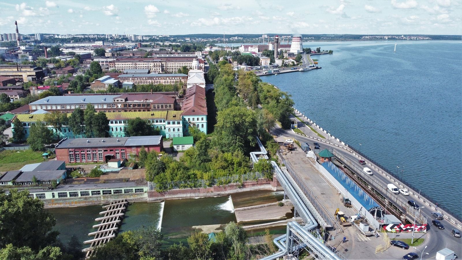 Главный корпус оружейного завода, плотина и Ижевский пруд с высоты, август 2020 года