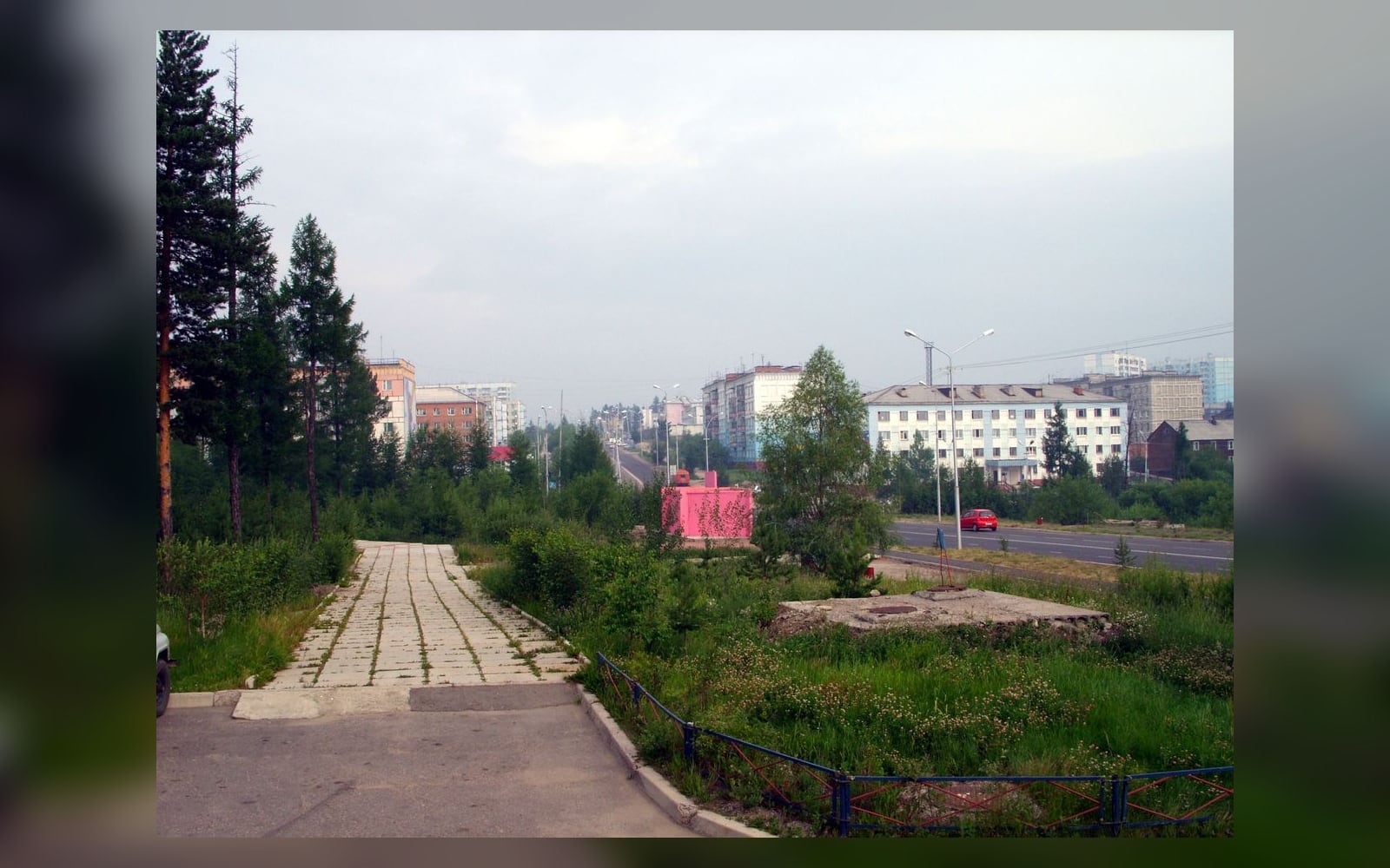 Пешеходная дорожка в центре Нерюнгри, улица Кравченко