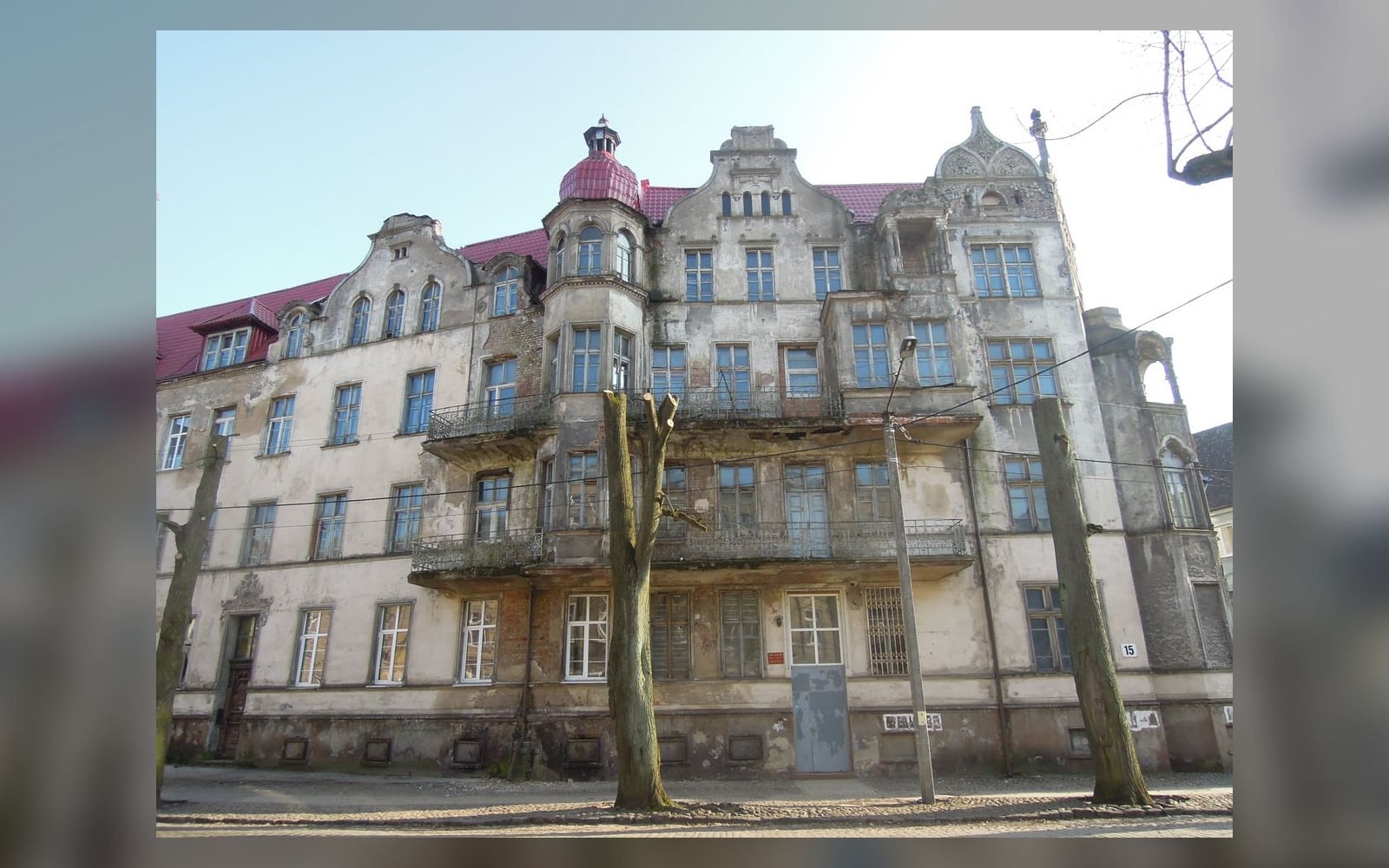 Фасад дома на улице Ломоносова, 15 в Советске, 2014 год