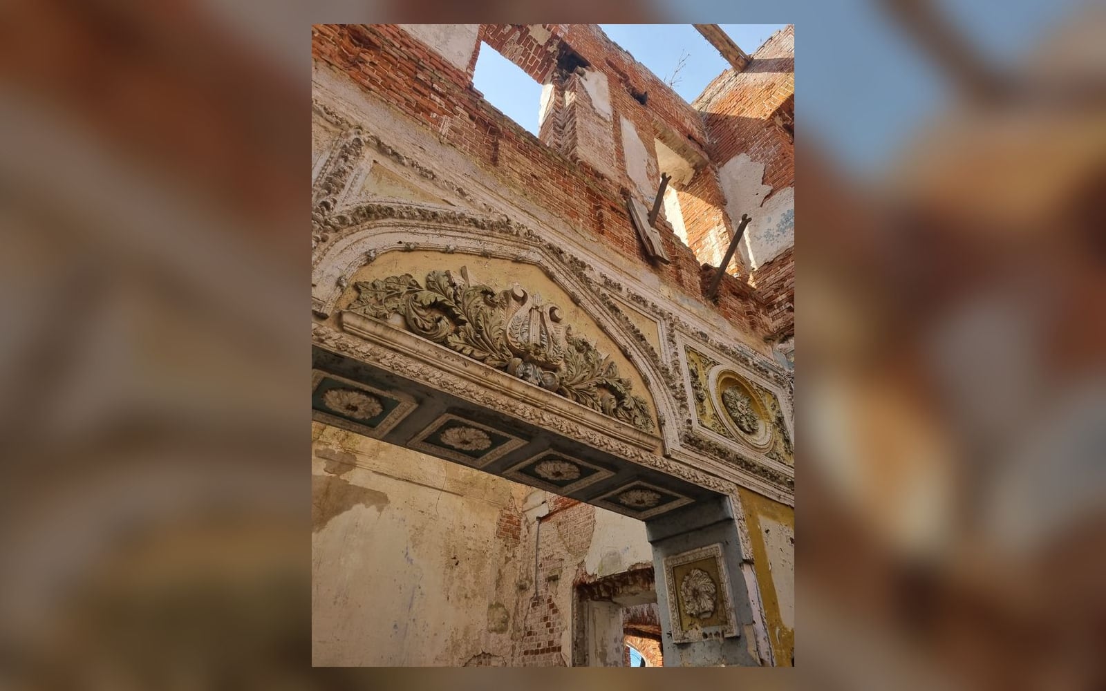 Остатки лепного декора под открытым небом в главном доме усадьбы в Пречистом, апрель 2022 года