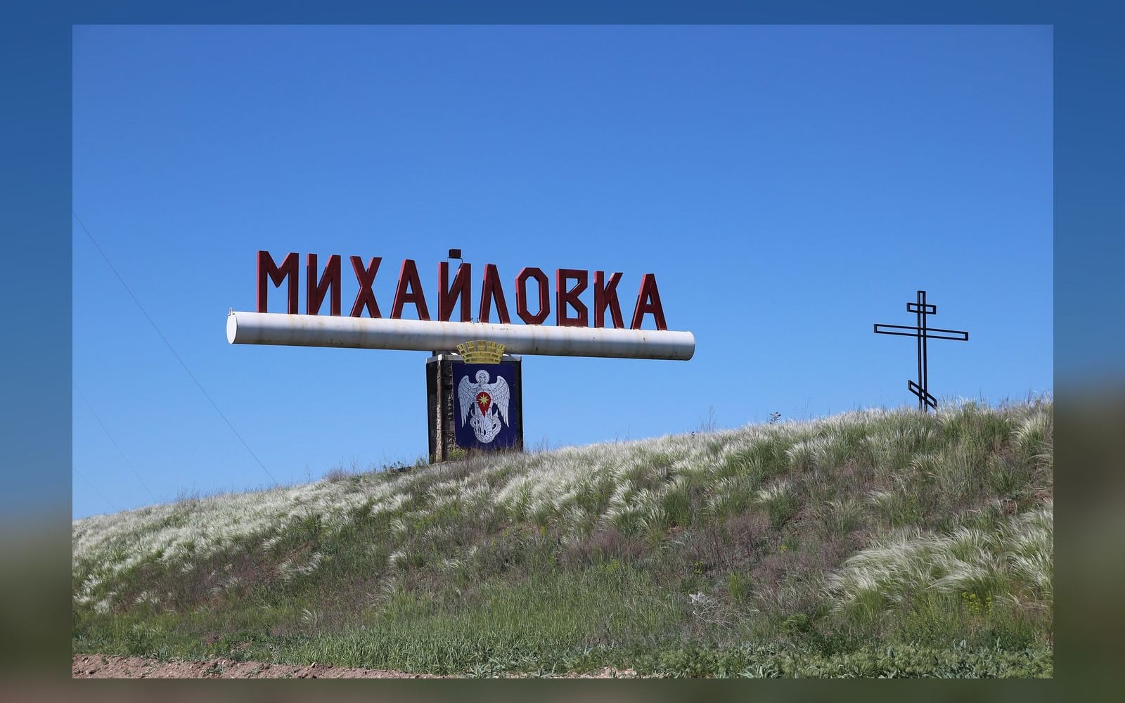 Больницу построили, тротуар «заложим на 2027-й»: в Михайловке к инфекционке ходят по проезжей части вопреки решению суда